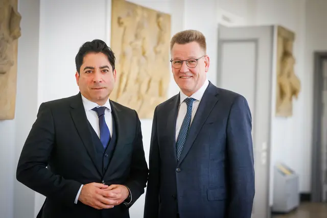 Johannes Wessels, Rektor der Universität Muenster (r.) und Prof. Dr. Mouhanad Khorchide, Direktor des Zentrums für Islamische Theologie und Gründungsdekan | Foto: epd-bild/Detlef Heese