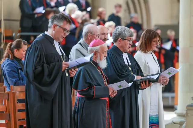 Am 3. Mai 2026 wurden dreizehn Frauen und sechs Männer im Magdeburger Dom ordiniert. Die Ordination führten Landesbischof Friedrich Kramer, Regionalbischöfin Bettina Schlauraff und Regionalbischof Tobias Schüfer durch. Gäste waren Bischof Gerhard Feige vom katholischen Bistum Magdeburg und Revd. Rebecca Elliot von der Church of England aus der Diözese Worcester. | Foto: Viktoria Kühne