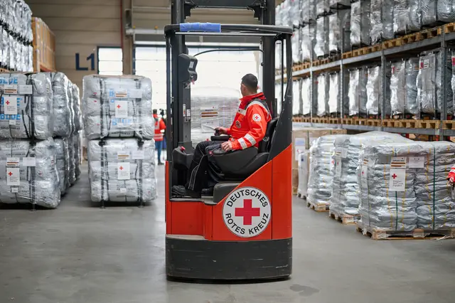 Verladen von Hilfsgütern im Logistikzentrum vom Deutschen Roten Kreuz (DRK) am Flughafen Berlin-Schönefeld  | Foto:  epd-bild/Christian Ditsch