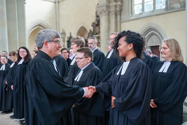 Landesbischof Friedrich Kramer nimmt das "Ja" der 19 Ordinanden persöhnlich mit Handschlag entgegen. | Foto: Viktoria Kühne