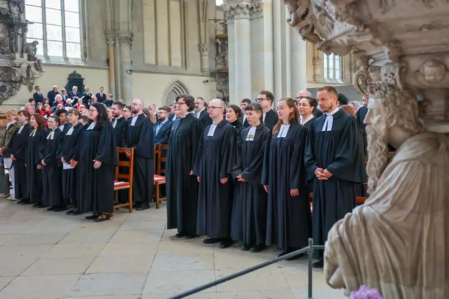 Am 3. Mai 2026 wurden dreizehn Frauen und sechs Männer im Magdeburger Dom ordiniert. Die Ordination führten Landesbischof Friedrich Kramer, Regionalbischöfin Bettina Schlauraff und Regionalbischof Tobias Schüfer durch.  | Foto: Viktoria Kühne