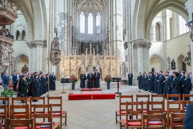 Am 3. Mai 2026 wurden dreizehn Frauen und sechs Männer im Magdeburger Dom ordiniert. Die Ordination führten Landesbischof Friedrich Kramer, Regionalbischöfin Bettina Schlauraff und Regionalbischof Tobias Schüfer durch. Gäste waren Bischof Gerhard Feige vom katholischen Bistum Magdeburg und Revd. Rebecca Elliot von der Church of England aus der Diözese Worcester. | Foto: Viktoria Kühne