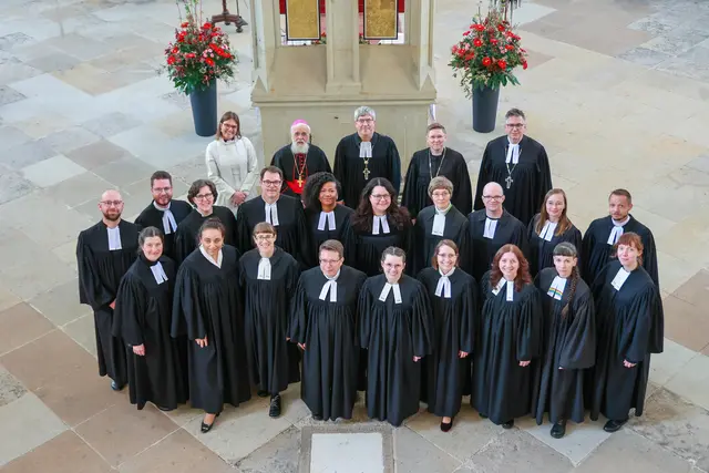 Dreizehn Frauen und sechs Männer wurden am 3. Mai im Magdeburger Dom ordiniert. Die Ordination führten Landesbischof Friedrich Kramer, Regionalbischöfin Bettina Schlauraff und Regionalbischof Tobias Schüfer durch. Gäste waren Bischof Gerhard Feige vom katholischen Bistum Magdeburg und Revd. Rebecca Elliot von der Church of England aus der Diözese Worcester. | Foto: Viktoria Kühne