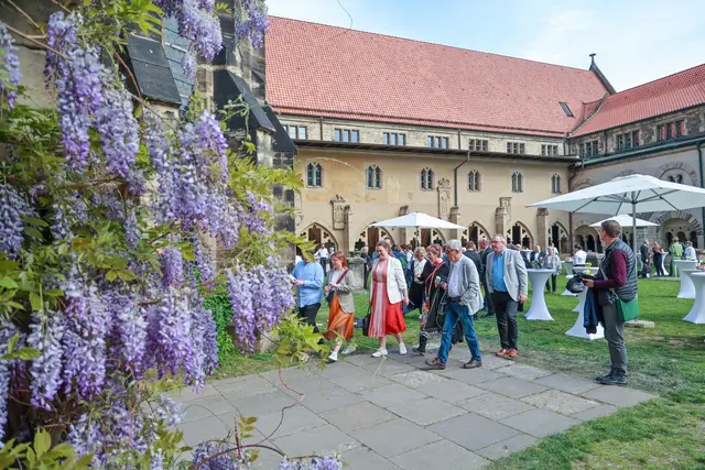 Gemütlicher Ausklang der Ordination im Domgarten mit Familie und Freunden. | Foto: Viktoria Kühne