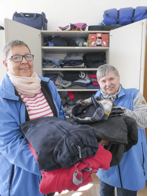 Die Schränke sind voll: Leiterin Manuela Krüger (l.) und die ehrenamtliche Mitarbeiterin Karin Fischer sortieren die Kleiderspenden. | Foto: Nora Knappe