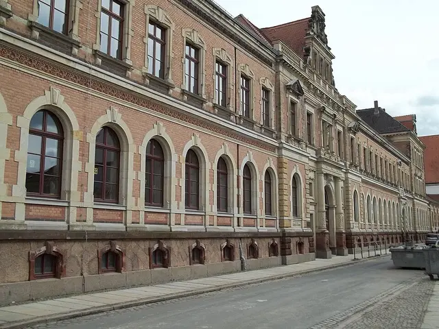 Das Gymnasium in Grimma, Ansicht in der Klosterstraße | Foto: Ghostwriter123, CC BY-SA 4.0, https://commons.wikimedia.org/w/index.php?curid=61182974