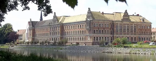Gymnasium St. Augustin in Grimma, Ansicht aus Richtung Pöppelmann-Brücke | Foto: Holger Zürch, CC BY-SA 3.0, https://commons.wikimedia.org/w/index.php?curid=28287077