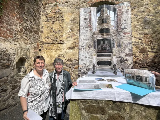 Ortschronistin Annett Rose (l.) und ihre Vorgängerin Margit Messerschmidt vor dem Altarbild | Foto: Claudia Crodel