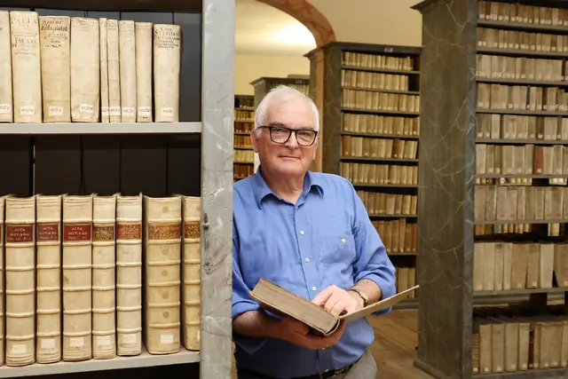 Thomas Müller-Bahlke in der historische Kulissenbibliothek der Franckeschen Stiftungen | Foto: Steffen Schellhorn