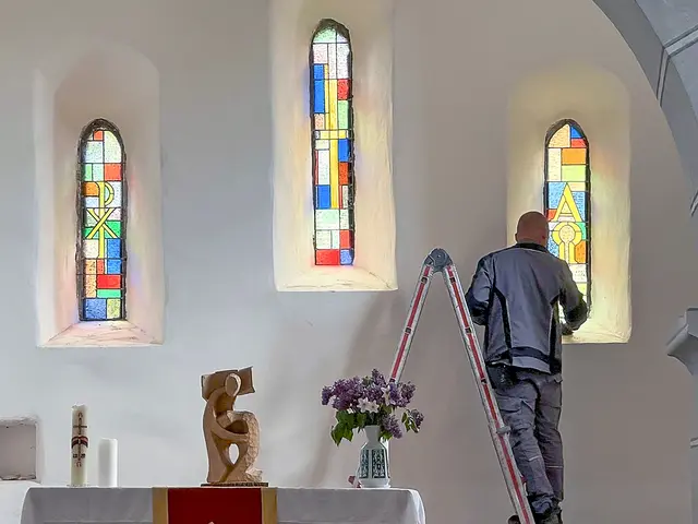 Farbspiel: Die drei Altarfenster sind vermutlich eines der ältesten Körner-Werke. | Foto: Foto: Claudia Persch