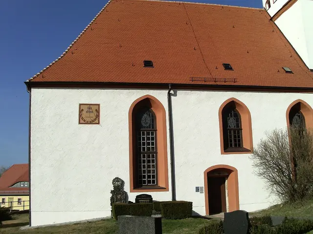 Kirchenschiff mit Sonnenuhr | Foto: Jwaller, CC BY-SA 3.0, https://commons.wikimedia.org/w/index.php?curid=18754313