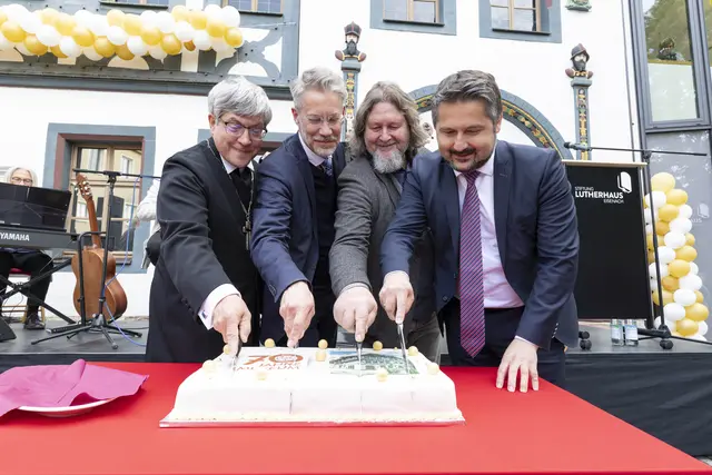 Anschnitt der Geburtstagstorte: Landesbischof Friedrich Kramer (v.l.), Museumsdirektor Jochen Birkenmeier, Eisenachs Kulturdezernent Ingo Wachtmeister (SPD) sowie Landrat Michael Brodführer (CDU) | Foto: Paul-Philipp Braun