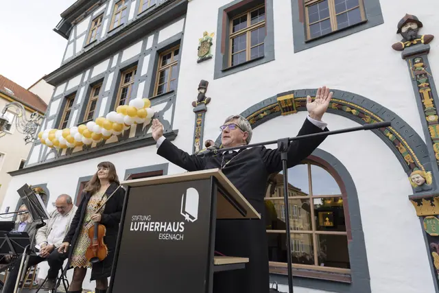 Segen für das Lutherhaus: Landesbischof Friedrich Kramer | Foto: Paul-Philipp Braun