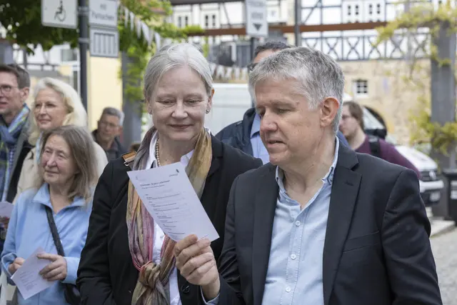 Angestimmt: Christina Neuß,  Leiterin Landskirchenarchivs der EKM, und Sebastian Kranich, Direktor der Evangelischen Akademie Thüringen
 | Foto: Paul-Philipp Braun