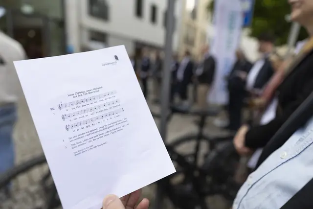 Zum Geburtstag wurde auch gesungen: "Jesus Christus, unser Heiland, der den Tod überwand".  Den Text des Kirchenlieds, das traditionell zum Osterfest gesungen wird, schrieb Martin Luther 1524. | Foto: Paul-Philipp Braun