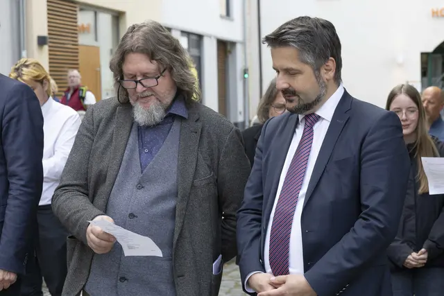 Geburtstagsständchen: Eisenachs Kulturdezernent Ingo Wachtmeister (SPD) sowie Landrat Michael Brodführer (CDU) | Foto: Paul-Philipp Braun