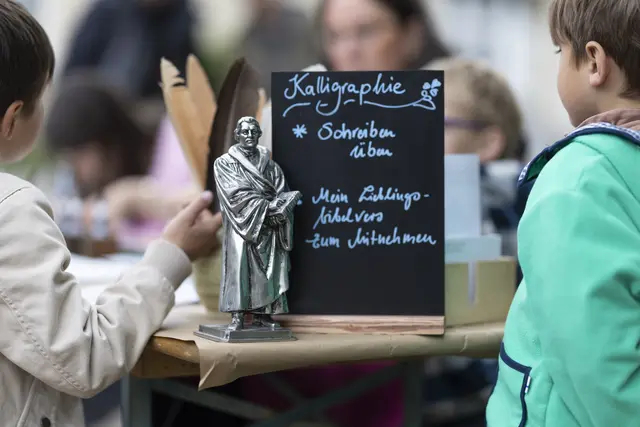 In Luthers Werkstatt wurde zu Kalligraphie, Linoldruck und Quiz eingeladen.  | Foto: Paul-Philipp Braun