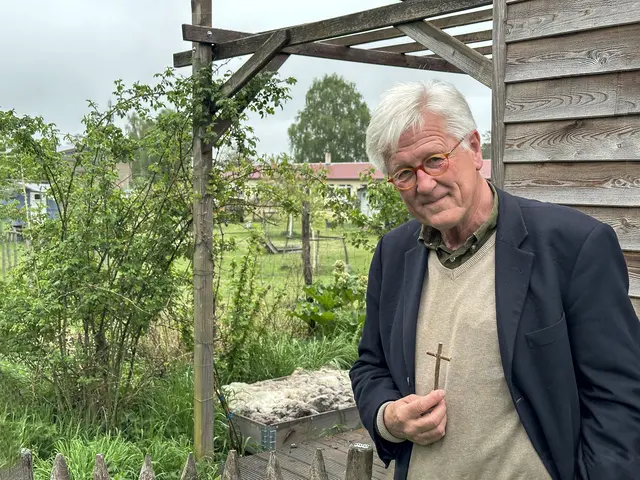Andenken und Auftrag: Das Kreuz aus Olivenholz aus einem orthodoxen Kloster nahe Kairo erinnert Heinrich Bedford-Strohm an die Ausgabe des ÖRK. | Foto: Tilmann Baier