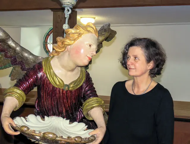 Zwei Engel für St. Godeberti: Der Taufengel in der Dorfkirche in Bebertal (Kirchenkreis Haldensleben-Wolmirstedt) war Teil der Ausstellung "1000 Jahre Taufen" im Magdeburger Dom, die Bettina Seyderhelm initiiert hatte. | Foto: Rüdiger Muschke