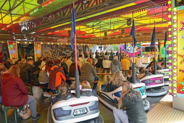 Gottesdienst im Autoscooter: Bundesweit gibt es nur noch drei Vollzeitstellen in der evangelischen Schaustellerseelsorge – bei mehr als 20 000 Gläubigen.  | Foto: Thomas Nawrath