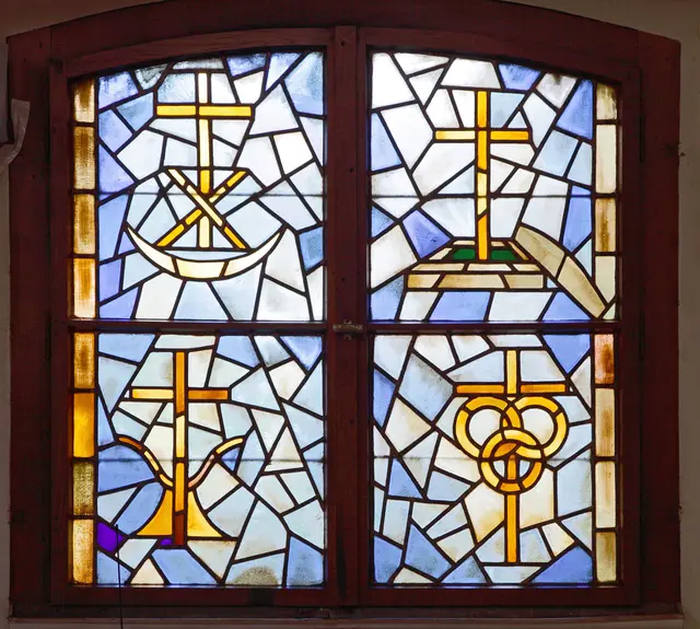 Farbglasfenster von Wilhelm Gerhard von 1955 in der Johanniskirche in Dessau mit Symbolen des Kirchenjahres: Weihnachten, Ostern, Pfingsten sowie Trinitatis Dreifaltigkeit | Foto: epd-bild/Rainer Oettel