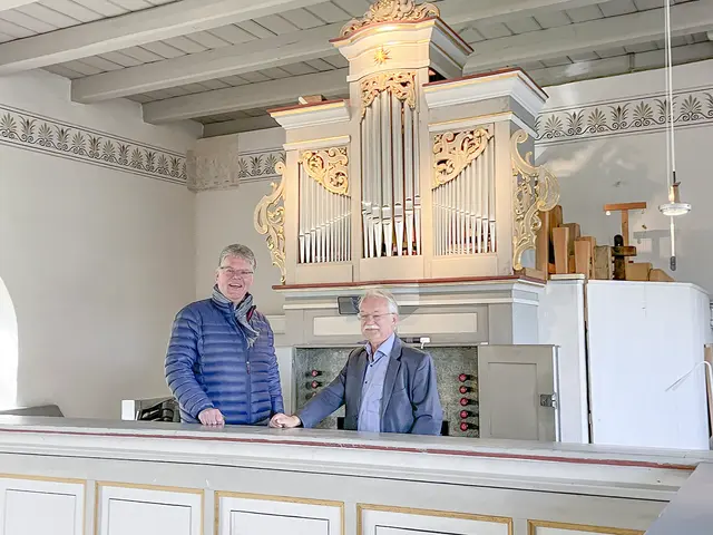 Ralf Mielke (l.) und Hans Jürgen Kaftan gehören dem Vorstand des Fördervereins der Barockorgel an. | Foto: Claudia Crodel