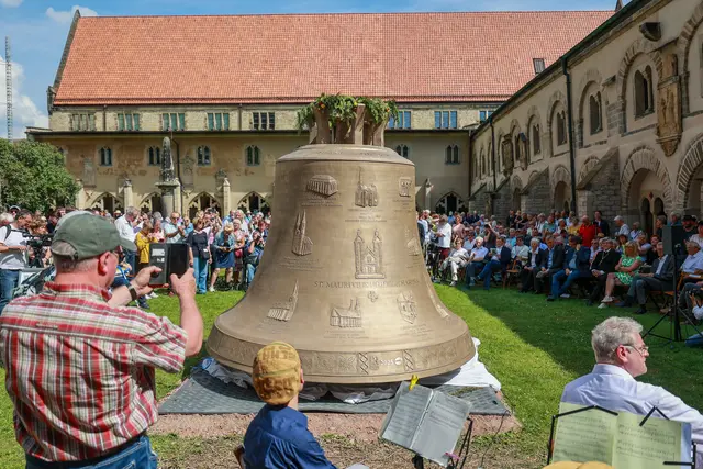 Neun zerströrtew Magdeburger Kirchen zieren die Rückseite der Credamus-Glocke. | Foto: epd-Bild/Viktoria Kühne