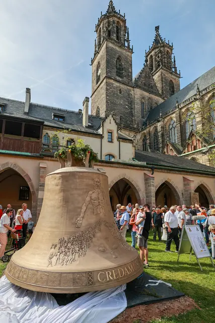 Die enthüllte Credamus-Glocke im Domgarten der Magdeburger Kathedrale. | Foto: epd-Bild/Viktoria Kühne