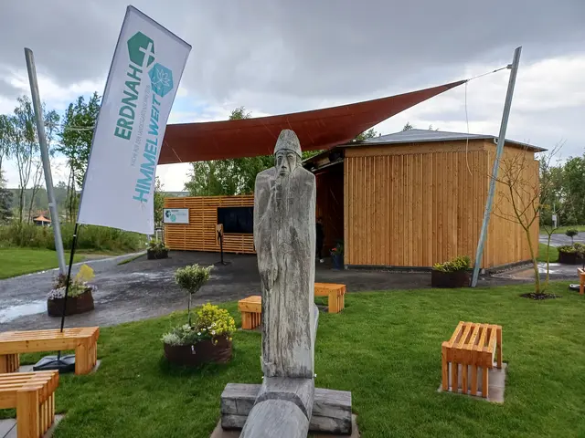 Bonifatius begrüßt die Gäste am Kirchenpavillon. Die Holzskulptur erinnert an die Einführung des Christentums und die Fällung der Donareiche im Jahr 724 durch den Heiligen auf dem Hülfensberg bei Geismar. | Foto: Reiner Schmalzl