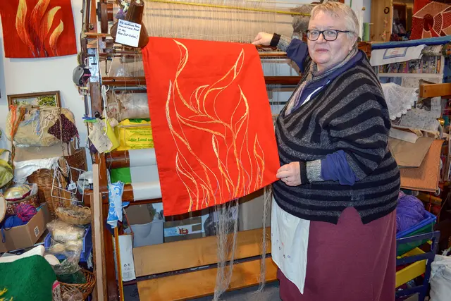 Feuer und Flamme für ihr Handwerk: Christiane Möller mit dem Altarbehang für die Kirchengemeinde in Birx  | Foto: Uta Schäfer 