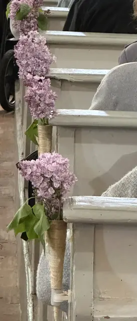 Für das Konzert wurde die Bankreihen in der Immanuelkirche von engagierten Ehrenamtlichen mit kleinen Flieder-Sträußen geschmückt. | Foto: Susanne Körber