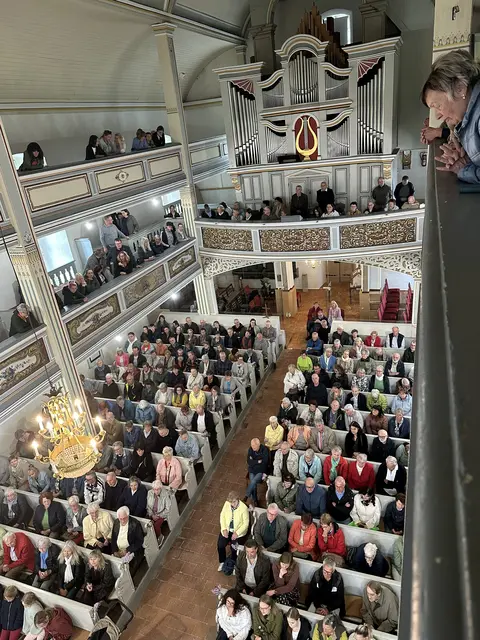 Mehr als 300 Besucherinnen und Besucher erlebten ein eindrucksvolles Konzert in der Immanuelkirche Altenbergen. | Foto: Susanne Körber