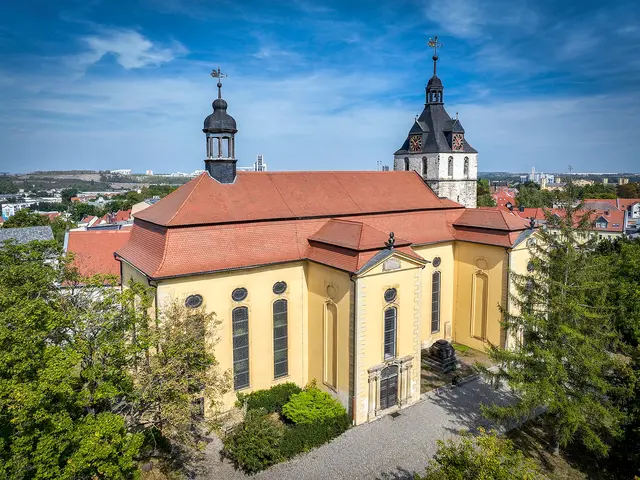 Bernburg: Rund um die Schlosskirche lädt das Kirchendorf ein. | Foto:  Susanne Reh