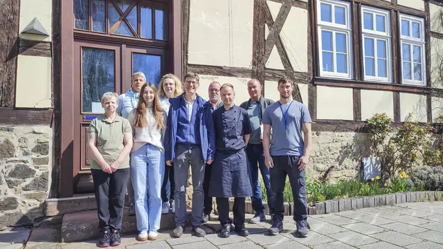 Sie halten den Betrieb in Alterode am Laufen: Manuela Henke (v. l.), Nicole Hörholdt, Elisabeth Jäger, Claudia Leuthold, Johannes Zülicke, Hans-Ulrich Seega, Thomas Kurze, Detlef Büttner und Marcus Hiller | Foto: Thorsten Keßler