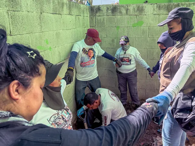 Mitglieder der "Guerreros Buscadores", der "suchenden Krieger", beten für einen ermordeten Menschen, dessen Knochen sie gerade gefunden haben. | Foto: Anne Demmer