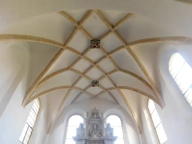 Chorgewölbe mit Wappen der Familien Pflugk und Schönberg | Foto: Herbert Kaufmann, CC BY-SA 4.0, https://commons.wikimedia.org/w/index.php?curid=102598512