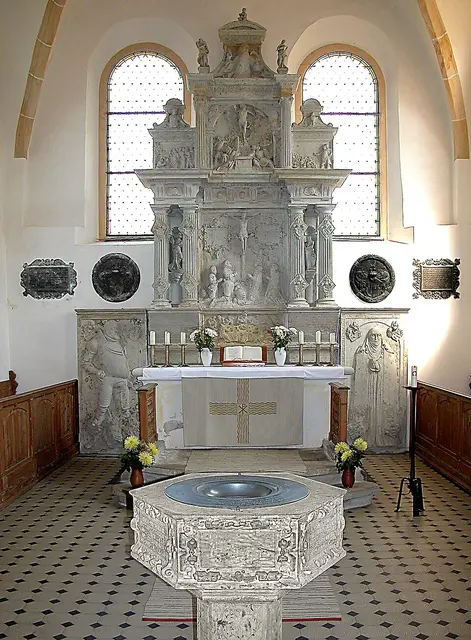 Altar und Taufstein | Foto: Jörg Blobelt, CC BY-SA 4.0, https://commons.wikimedia.org/wiki/File:20070504315DR_Zabeltitz_(Gro%C3%9Fenhain)_Georgenkirche_Altar.jpg