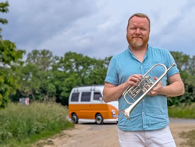 Bläser mit Bulli: Bis zu 70 Konzerte im Jahr spielt Volker Baldeweg mit dem Posaunenchor. Zu den Gemeinden bringt ihn sein Mini-VW-Bus.  | Foto:  V. Baldeweg