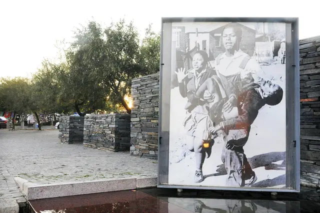 Zur Gedenkstätte an den Aufstand vom 16. Juni 1976 in Soweto gehört auch das Foto, das den sterbenden Hector Pieterson zeigt.  | Foto: epd-bild/Hanno Gutmann