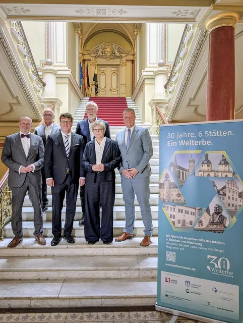 Stellten das Festprogramm vor: Thomas T. Müller (v. l.), Jochen Kirchner, Torsten Zugehör, Rainer Robra, Birgit Neumann-Becker und Carsten Staub | Foto: Killyen/Stiftung Luthergedenkstätten in Sachsen-Anhalt