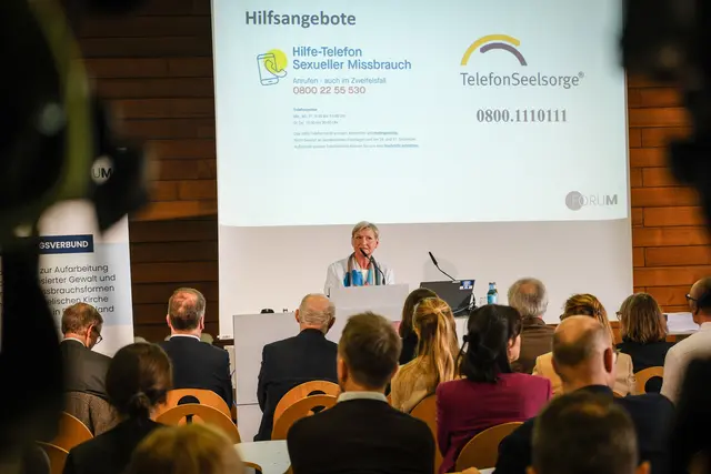 Im Januar 2024 wurde die ForuM-Stuie zur sexualisierten Gewalt in der EKD veröffentlicht.  Sexualisierte Gewalt und andere Missbrauchsformen beürfen juristischer Aufarbeitung. Opfer benötigen Hilfsangebote. | Foto: epd-Bild/Jens Schulze