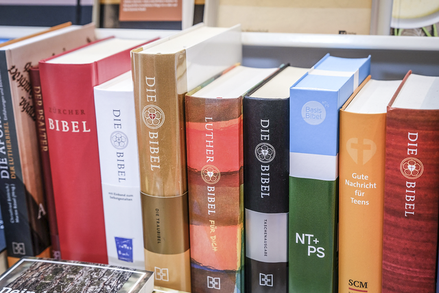 »Traduttore traditore« sagt der Italiener: Wer einen Text übersetzt, der übt an ihm Verrat - im Fall der Bibel sogar in 704 Sprachen. | Foto: Foto: epd-bild/Jens Schulze