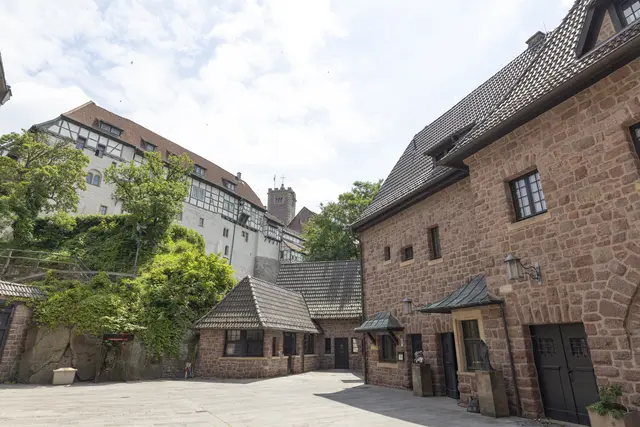 Der Hotelhof mit Burg im Hintergrund. | Foto: Paul-Philipp Braun