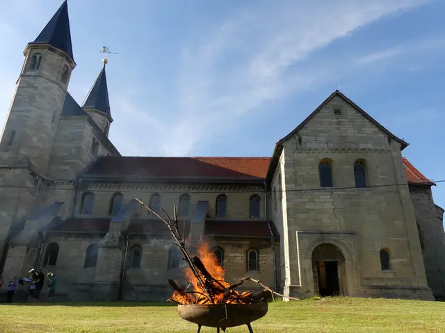 Johannisfeuer an der Basilika Münchenlohra. | Foto: Regina Englert