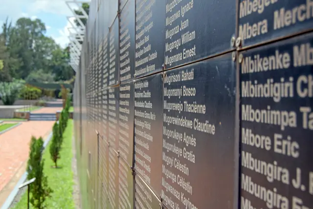 Auf der "Wall of Names" im Kigali Genocide Memorial sind die Namen der Menschen eingraviert, die dort begraben wurden. Nach dem Genozid von 1994 konnten bis heute noch nicht alle Opfer identifiziert werden. | Foto: epd-bild/Helena Kreiensiek