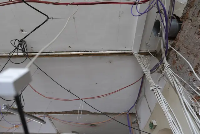 Elektro-Installationen im ersten Geschoss. | Foto: Paul-Philipp Braun