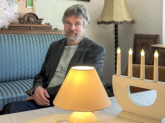 In den Räumen des Halleschen Dichterkreises fühlt sich Olaf Wisch wohl. Dort findet er auch Gedankenaustausch mit anderen Autoren. | Foto: Claudia Crodel