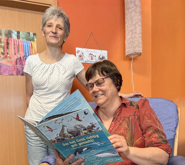 Herzensanliegen: Dorit Gropp (r.) und Gabriele Teschler lesen in Schulen und Kindergärten vor und laden zu Lesestunden in die Harfe ein. | Foto: Sabine Bujack