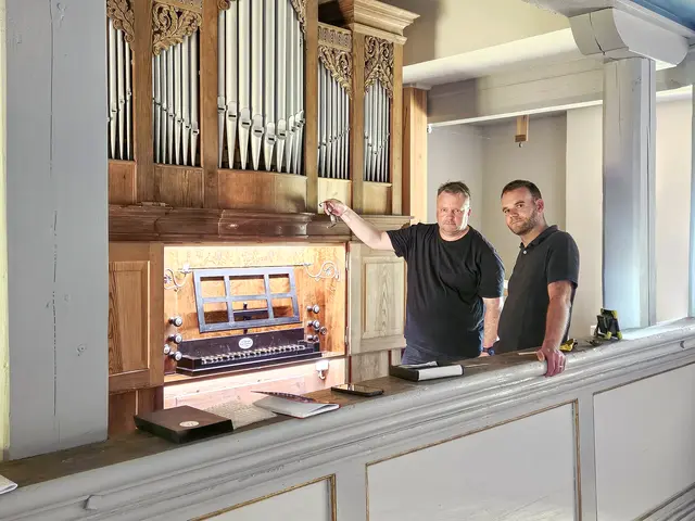 Zwei für 500 Pfeiffen: Kirchenmusiker Sebastian Elfers (l.) und Ralf Schuldt vom Gemeindekirchenrat haben die Orgel-sanierung tatkräftig begleitet. | Foto: Sylke Hermann