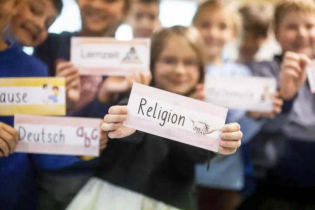 Religion auf dem Rückzug: Im Schuljahr 2025/26 wurde an 602 von 760 Thüringer Schulen Religionsunterricht erteilt. In Sachsen-Anhalt an nur 409 von 745 Schulen. | Foto: epd-bild/Detlef Heese
